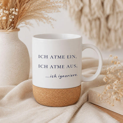 Lustige Kork-Tasse mit dem Spruch „Ich atme ein, ich raste aus!“. Humorvolle Geschenkidee für Büro, Homeoffice, Yoga und Mental Health Fans