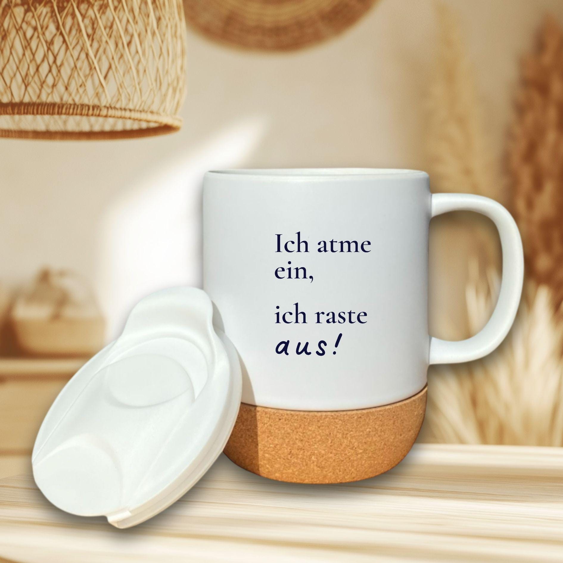 Lustige Kork-Tasse mit dem Spruch „Ich atme ein, ich raste aus!“. Humorvolle Geschenkidee für Büro, Homeoffice, Yoga und Mental Health Fans