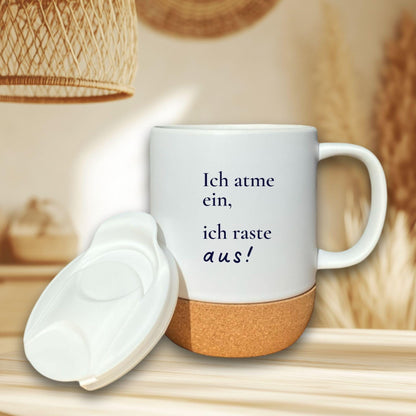 Lustige Kork-Tasse mit dem Spruch „Ich atme ein, ich raste aus!“. Humorvolle Geschenkidee für Büro, Homeoffice, Yoga und Mental Health Fans