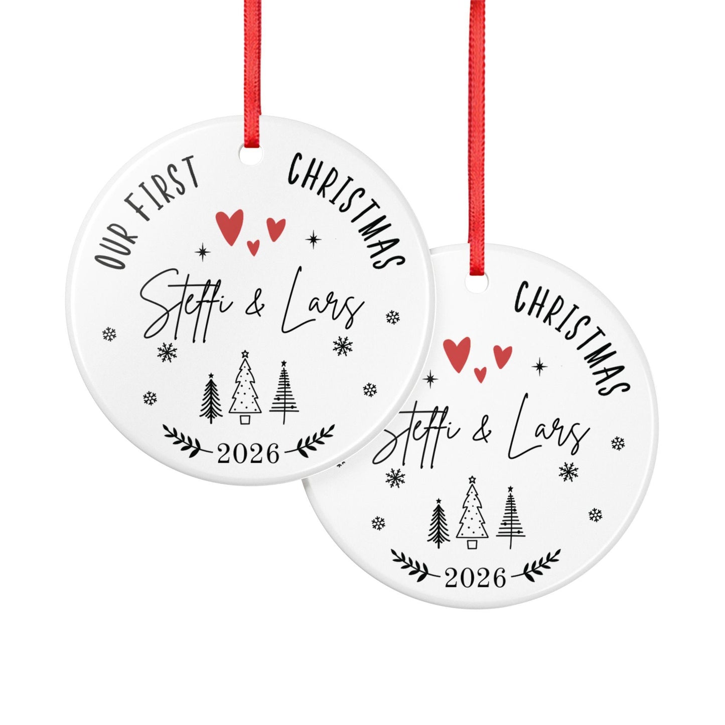 Personalisierter Weihnachtsanhänger für Paare & Familie, Our First Christmas Ornament 2026, Keramik Baumschmuck mit Namen Geschenk Idee