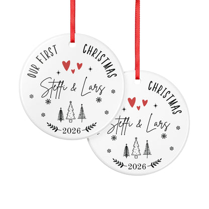 Personalisierter Weihnachtsanhänger für Paare & Familie, Our First Christmas Ornament 2026, Keramik Baumschmuck mit Namen Geschenk Idee