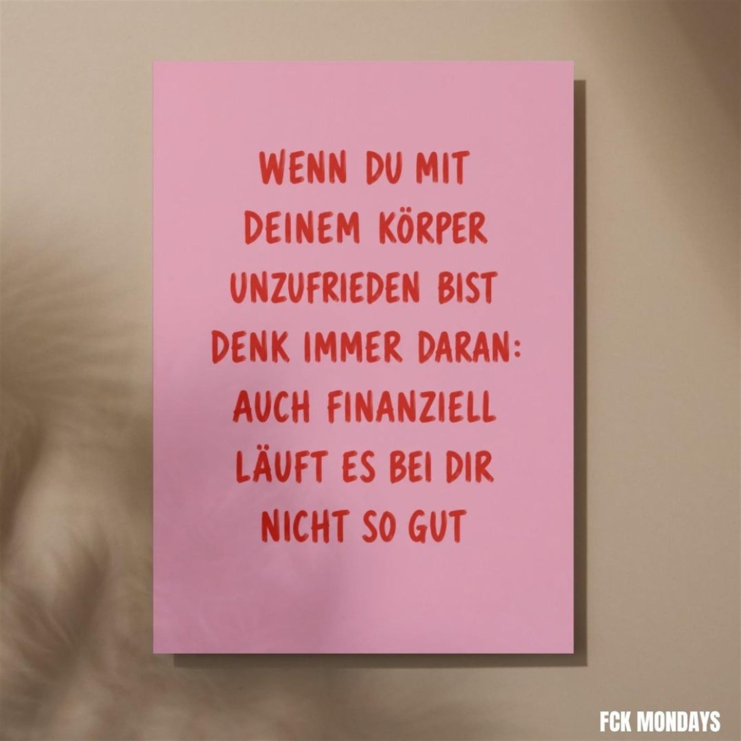 Lustiges Sarkasmus Poster | Körper & Finanzen Spruch | Humor Wandbild Deutsch | Rosa Typografie Poster | Geschenk Freundin Büro WG Deko