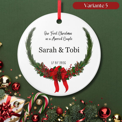 Personalisiertes First Christmas Ornament für Paare, Keramik Weihnachtsanhänger mit Namen & Datum, erstes Weihnachten frisch verheiratet