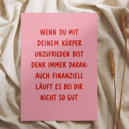 Lustiges Sarkasmus Poster | Körper & Finanzen Spruch | Humor Wandbild Deutsch | Rosa Typografie Poster | Geschenk Freundin Büro WG Deko
