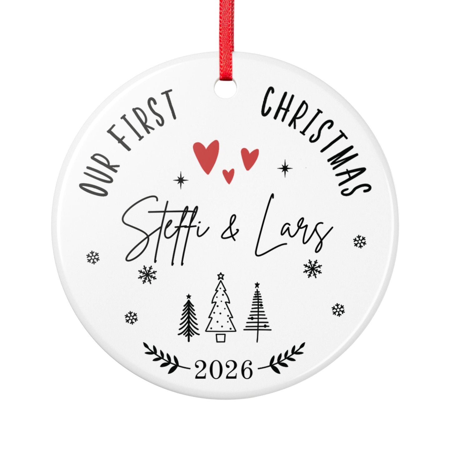 Personalisierter Weihnachtsanhänger für Paare & Familie, Our First Christmas Ornament 2026, Keramik Baumschmuck mit Namen Geschenk Idee