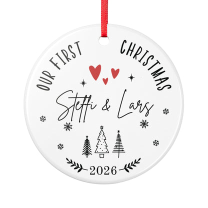 Personalisierter Weihnachtsanhänger für Paare & Familie, Our First Christmas Ornament 2026, Keramik Baumschmuck mit Namen Geschenk Idee