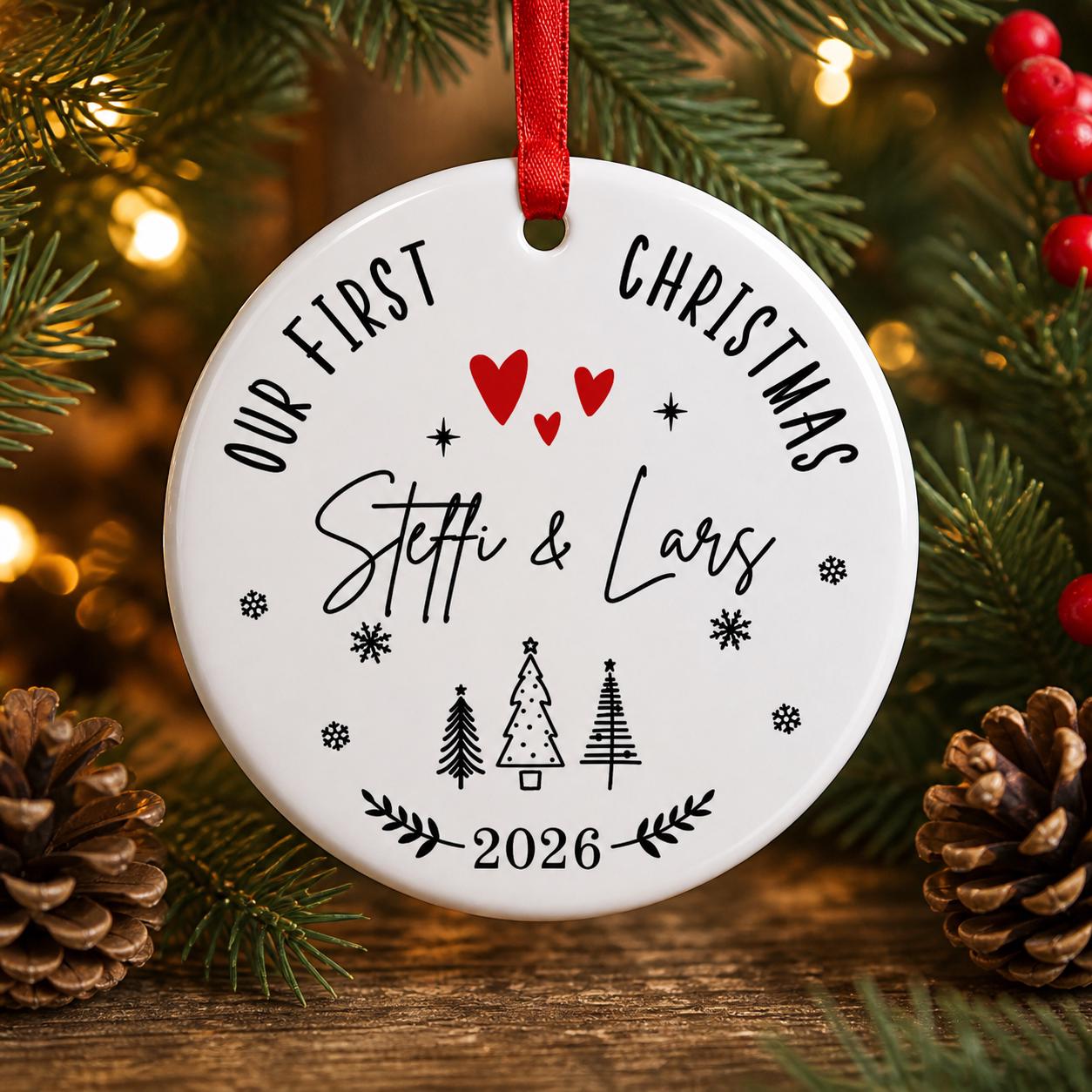 Personalisierter Weihnachtsanhänger für Paare & Familie, Our First Christmas Ornament 2026, Keramik Baumschmuck mit Namen Geschenk Idee