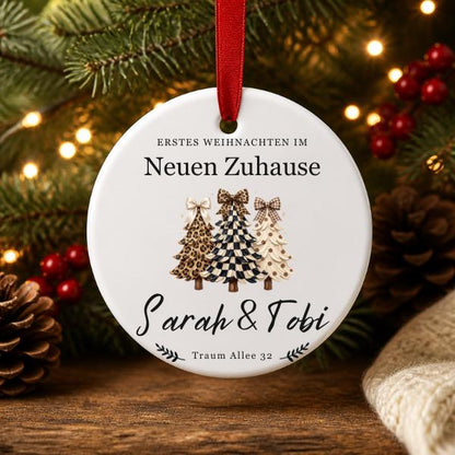 Personalisierter Weihnachtsanhänger Neues Zuhause, Keramik Ornament mit Namen & Adresse, Erstes Weihnachten Geschenk