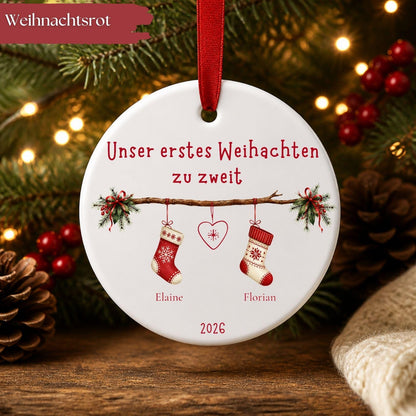 Personalisiertes Weihnachtsanhänger Familie zwei köpfig, Tannenbaum Dekoration, Ornament, Keramik Baby, Namen & Jahr 2026 Christbaumschmuck