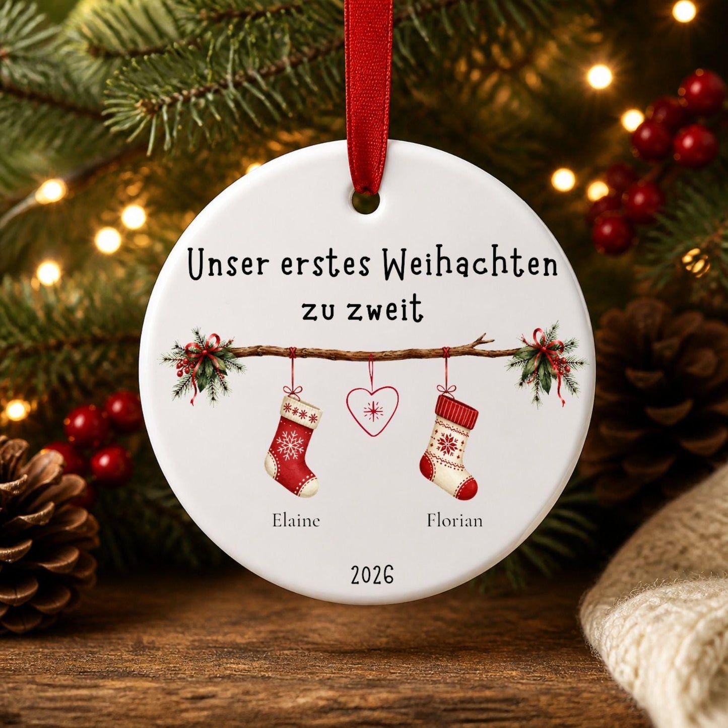 Personalisiertes Weihnachtsanhänger Familie zwei köpfig, Tannenbaum Dekoration, Ornament, Keramik Baby, Namen & Jahr 2026 Christbaumschmuck