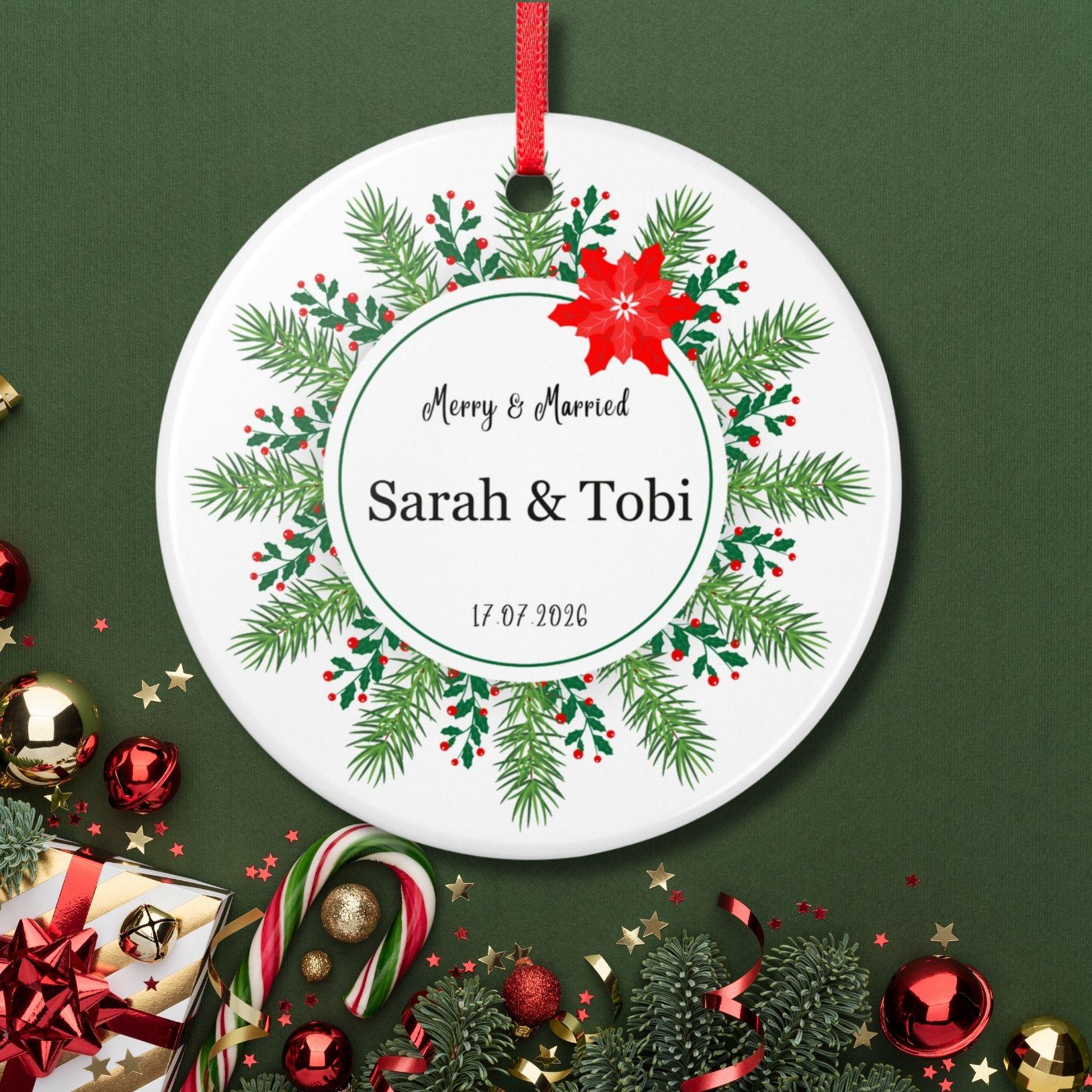 Personalisiertes First Christmas Ornament für Paare, Keramik Weihnachtsanhänger mit Namen & Datum, erstes Weihnachten frisch verheiratet