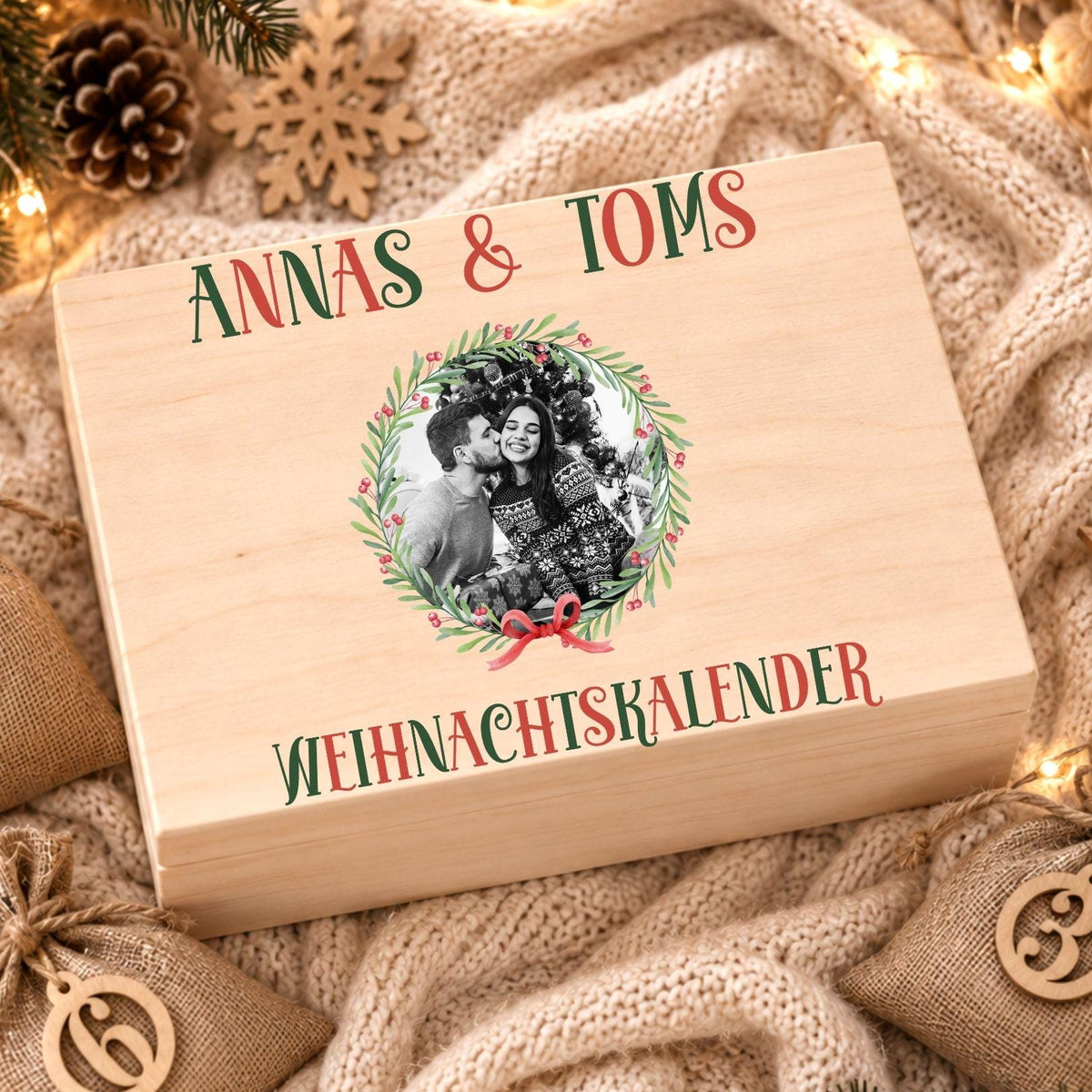 Adventskalender für Paare mit Foto personalisiert | Holzbox zum Befüllen mit 24 Jutesäckchen Holzzahlen, Geschenk für Partner mit Wunschtext