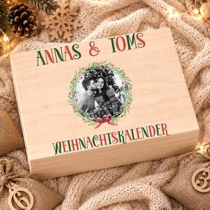 Adventskalender für Paare mit Foto personalisiert | Holzbox zum Befüllen mit 24 Jutesäckchen Holzzahlen, Geschenk für Partner mit Wunschtext