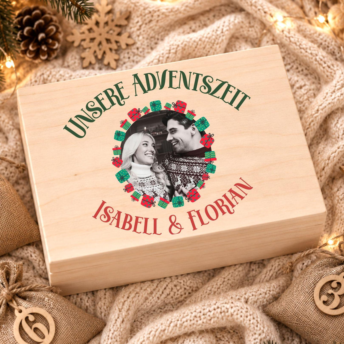 Adventskalender für Paare mit Foto personalisiert | Holzbox zum Befüllen mit 24 Jutesäckchen Holzzahlen, Geschenk für Partner mit Wunschtext