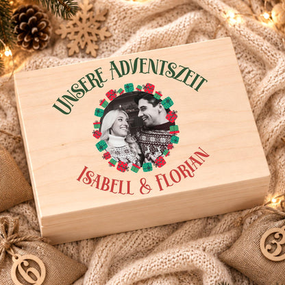 Adventskalender für Paare mit Foto personalisiert | Holzbox zum Befüllen mit 24 Jutesäckchen Holzzahlen, Geschenk für Partner mit Wunschtext