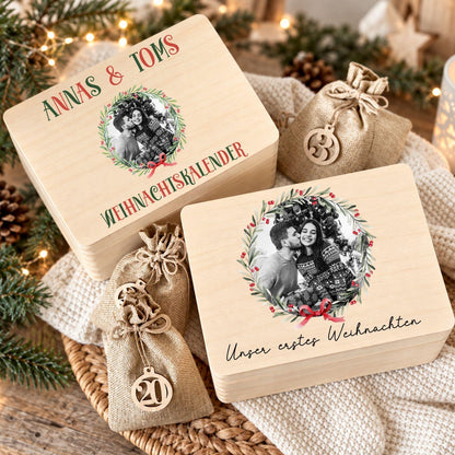 Adventskalender für Paare mit Foto personalisiert | Holzbox zum Befüllen mit 24 Jutesäckchen Holzzahlen, Geschenk für Partner mit Wunschtext
