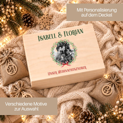 Adventskalender für Paare mit Foto personalisiert | Holzbox zum Befüllen mit 24 Jutesäckchen Holzzahlen, Geschenk für Partner mit Wunschtext