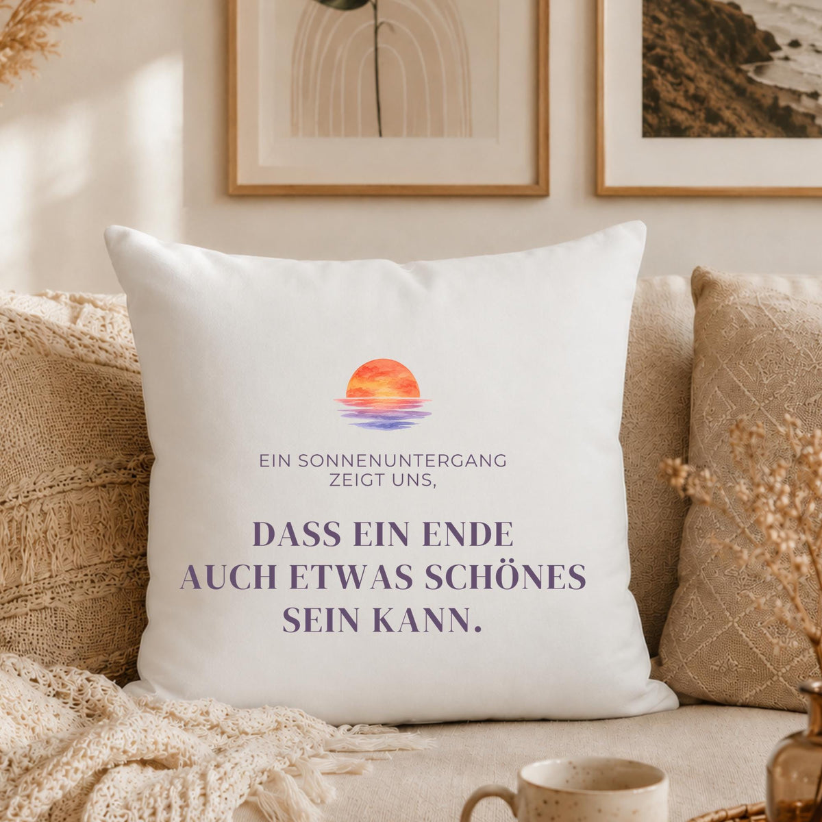 Kissen „Ein Sonnenuntergang zeigt uns, dass ein Ende auch etwas Schönes sein kann“ | Mutmacher Geschenk Neuanfang Aquarell Sonne Deko