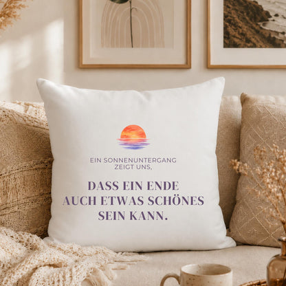 Kissen „Ein Sonnenuntergang zeigt uns, dass ein Ende auch etwas Schönes sein kann“ | Mutmacher Geschenk Neuanfang Aquarell Sonne Deko