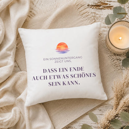 Kissen „Ein Sonnenuntergang zeigt uns, dass ein Ende auch etwas Schönes sein kann“ | Mutmacher Geschenk Neuanfang Aquarell Sonne Deko
