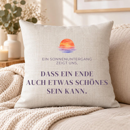 Kissen „Ein Sonnenuntergang zeigt uns, dass ein Ende auch etwas Schönes sein kann“ | Mutmacher Geschenk Neuanfang Aquarell Sonne Deko