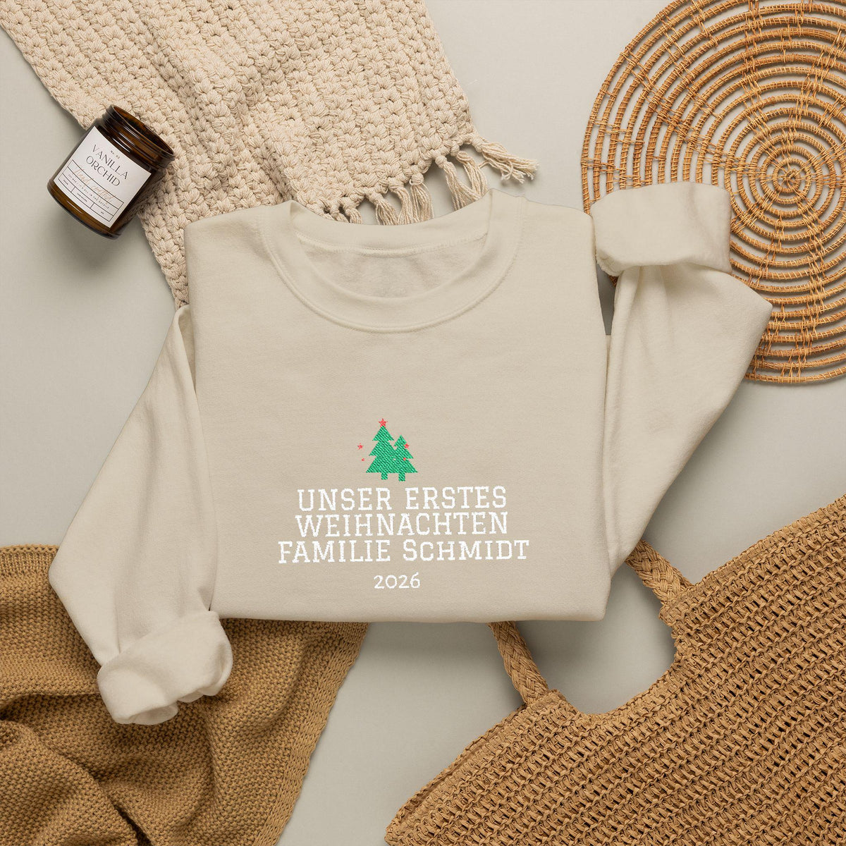 Personalisierter Familien Weihnachtspullover mit Name Jahr Wunschtext | Bestickter Unisex Sweater Familienoutfit Partnerlook Baum Geschenk