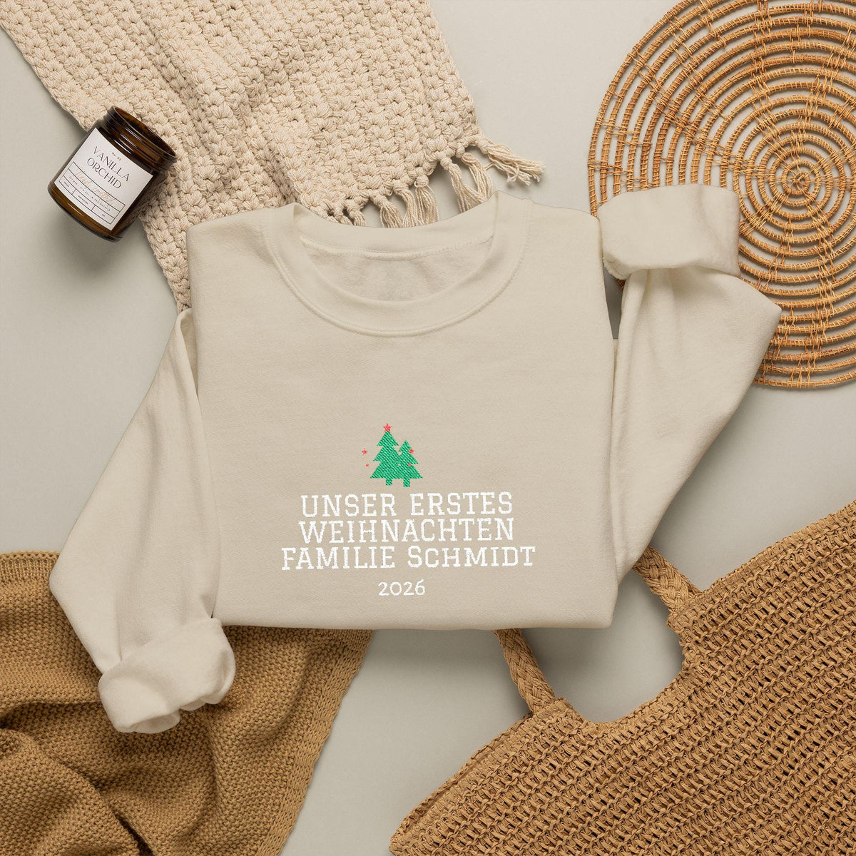 Personalisierter Weihnachtspullover mit Familienname & Jahr | Bestickter Unisex Sweater | Familienoutfit Partnerlook Tannenbäume Geschenk