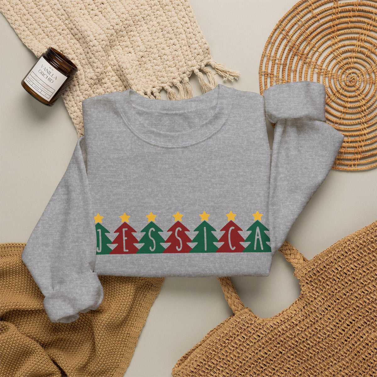 Personalisierter Weihnachtspullover mit Name | Tannenbaum Schriftzug | Familien Partnerlook Geschenk Mama Papa Advent Fotoshooting Sand