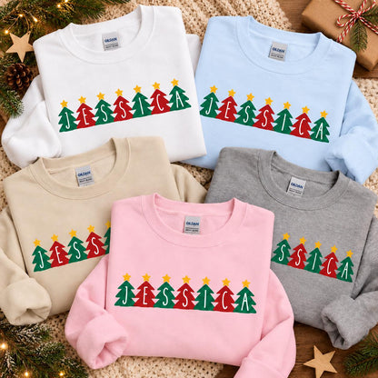 Personalisierter Weihnachtspullover mit Name | Tannenbaum Schriftzug | Familien Partnerlook Geschenk Mama Papa Advent Fotoshooting Sand