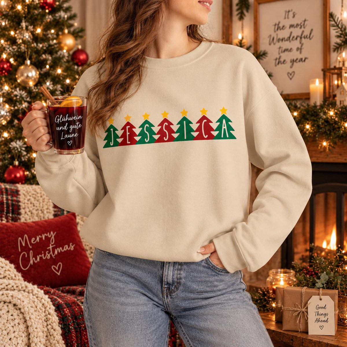 Personalisierter Weihnachtspullover mit Name | Tannenbaum Schriftzug | Familien Partnerlook Geschenk Mama Papa Advent Fotoshooting Sand