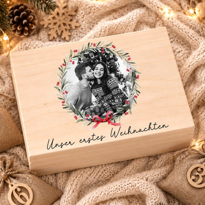 Adventskalender für Paare mit Foto personalisiert | Holzbox zum Befüllen mit 24 Jutesäckchen Holzzahlen, Geschenk für Partner mit Wunschtext