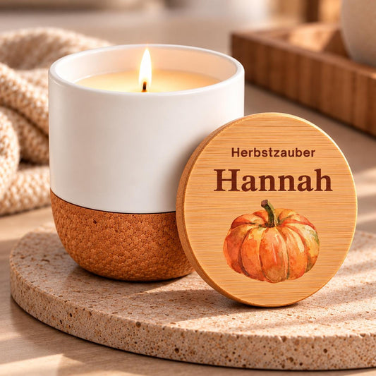 Personalisierte Duftkerze mit Namen | Herbstzauber Kürbis | Herbst Deko + Geschenk für Freundin | Vanille, Keramik mit Kork + Bambusdeckel