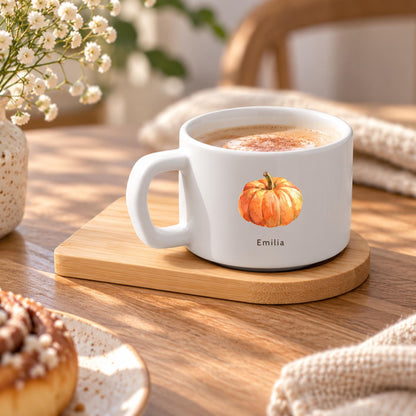 Personalisierte Tasse mit Namen und Kürbis | Herbstgeschenk für Freundin | Geburtstag für Herbstfans | Aquarell mit Bambusuntersetzer