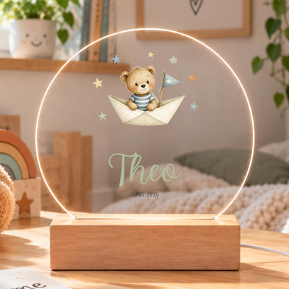 Personalisiertes Nachtlicht rund, Bär im Papierboot, LED Acryl mit Holzsockel, Kinderzimmer, Geschenk Geburt Taufe Geburtstag