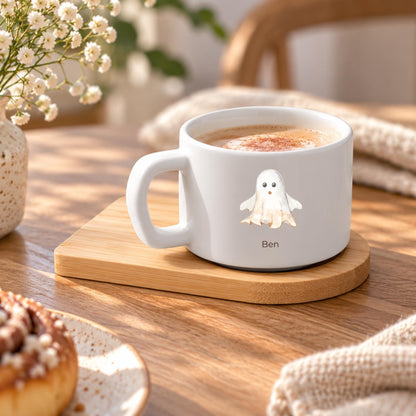 Personalisierte Halloween Tasse mit Namen | Niedlicher Geist | Halloween Geschenk für Gruselfans | Spooky Pause mit Bambusuntersetzer