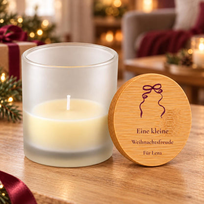 Weihnachten Duftkerze personalisiert mit Name | Wichtelgeschenk für Freundin & Schwester | Schleife, Vanille im Glas mit Bambusdeckel