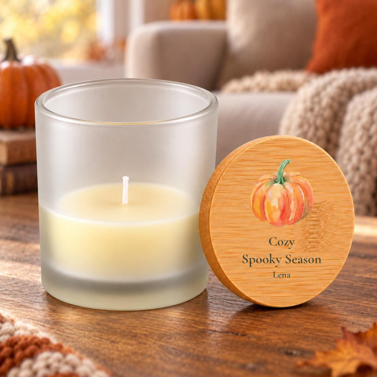 Halloween Duftkerze personalisiert mit Name | Herbstgeschenk für Freundin & Schwester | Kürbis, Vanille im Glas mit Bambusdeckel