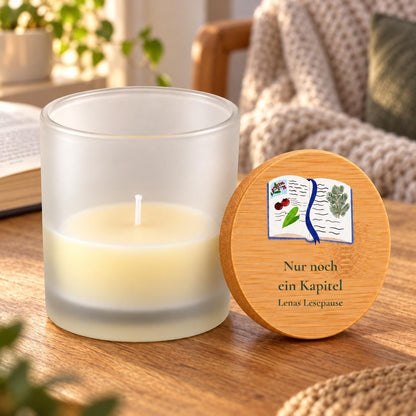 Lesepause Duftkerze personalisiert mit Name | Geschenk für Leserinnen & Bücherfans | Nur noch ein Kapitel, Vanille im Glas mit Bambusdeckel