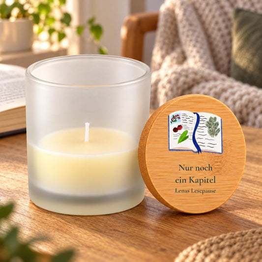 Lesepause Duftkerze personalisiert mit Name | Geschenk für Leserinnen & Bücherfans | Nur noch ein Kapitel, Vanille im Glas mit Bambusdeckel