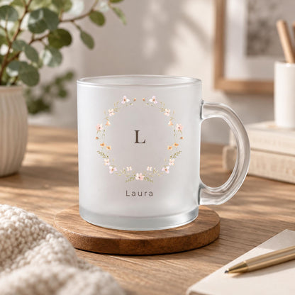 Wildblumen Glastasse personalisiert mit Namen und Initiale, Blumenkranz Monogramm, klar satiniert 300 ml, Geschenk Freundin Tante Tochter