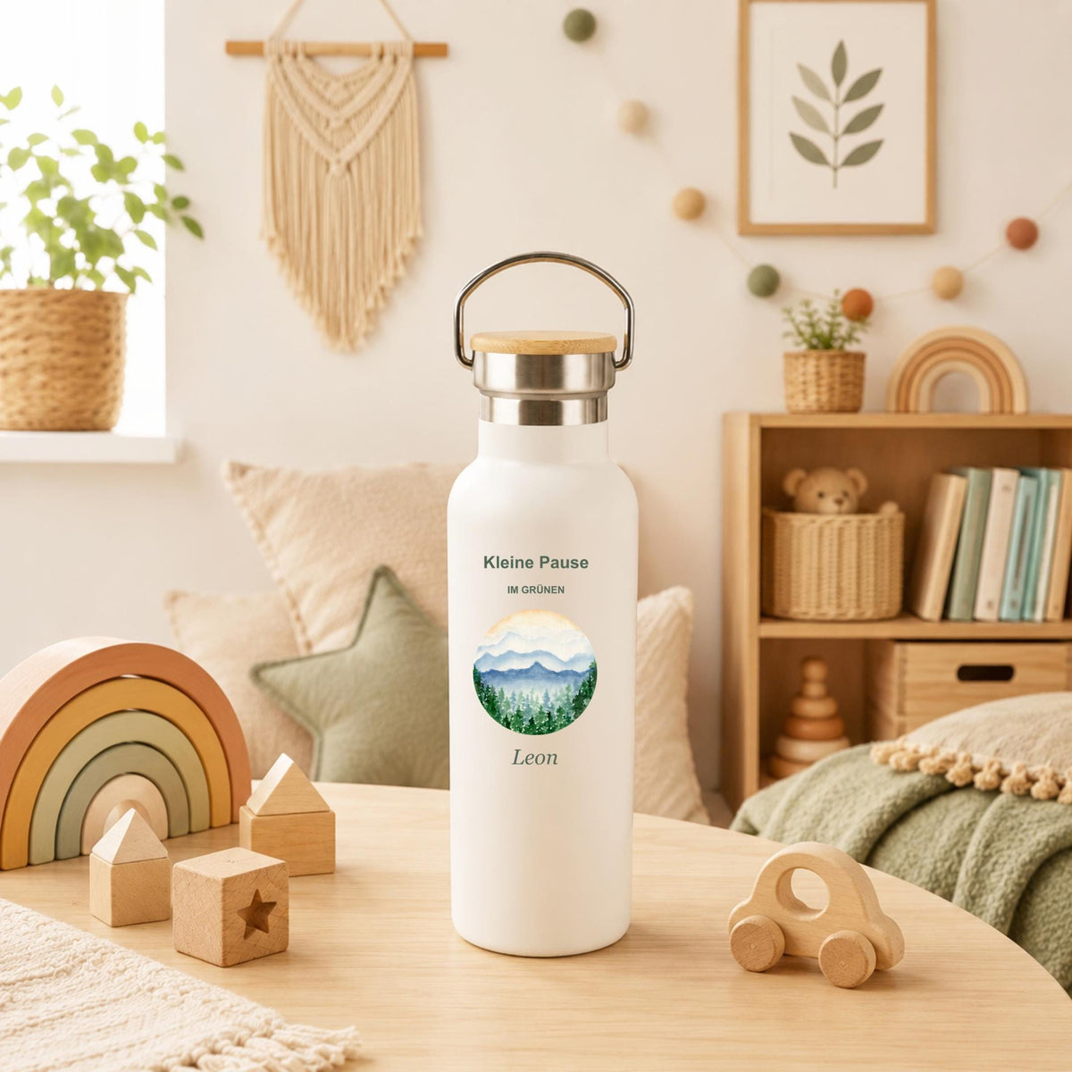 Personalisierte Thermoflasche mit Namen | Kleine Pause im Grünen | Geschenk für Naturfans, Picknick und Wandern | Bambusdeckel, 490 ml