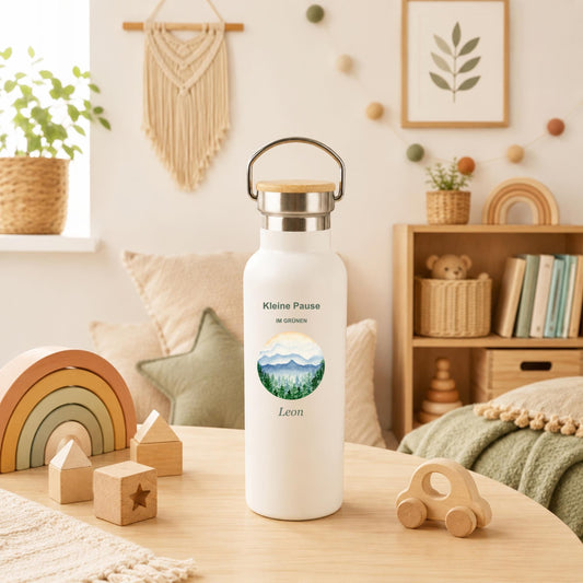 Personalisierte Thermoflasche mit Namen | Kleine Pause im Grünen | Geschenk für Naturfans, Picknick und Wandern | Bambusdeckel, 490 ml