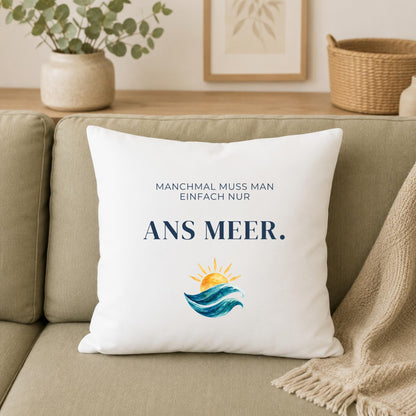 Kissen „Manchmal muss man einfach nur ans Meer“ | Maritime Deko Geschenk Freundin Meerliebhaber Einzug Geburtstag Aquarell Wellen Sofa