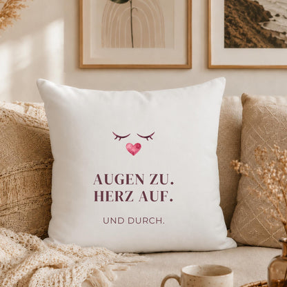 Kissen „Augen zu. Herz auf. Und durch.“ | Mutmacher Geschenk Freundin Neuanfang Geburtstag Aquarell Herz Sofa Deko Motivation Zuversicht