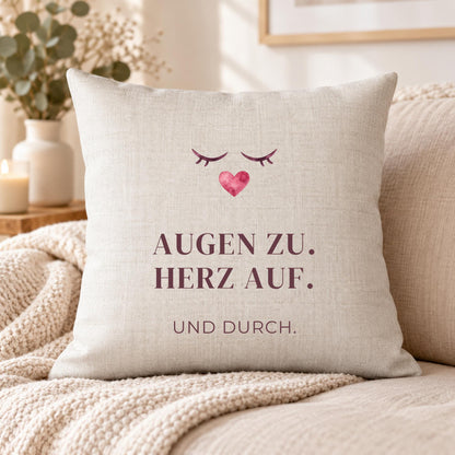 Kissen „Augen zu. Herz auf. Und durch.“ | Mutmacher Geschenk Freundin Neuanfang Geburtstag Aquarell Herz Sofa Deko Motivation Zuversicht