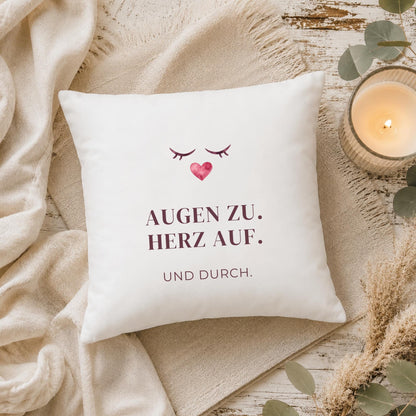Kissen „Augen zu. Herz auf. Und durch.“ | Mutmacher Geschenk Freundin Neuanfang Geburtstag Aquarell Herz Sofa Deko Motivation Zuversicht