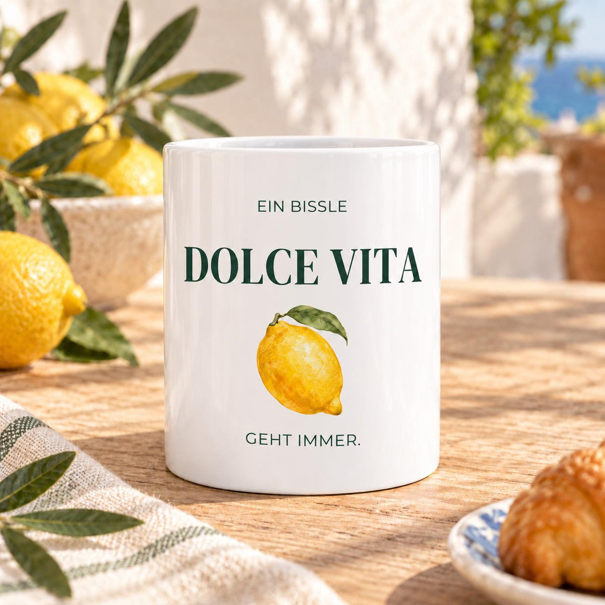 Ein bissle Dolce Vita geht immer Tasse | Lustiger Zitronenbecher | Italien Geschenk | Geschenk für Freundin | Sommer Kaffeetasse