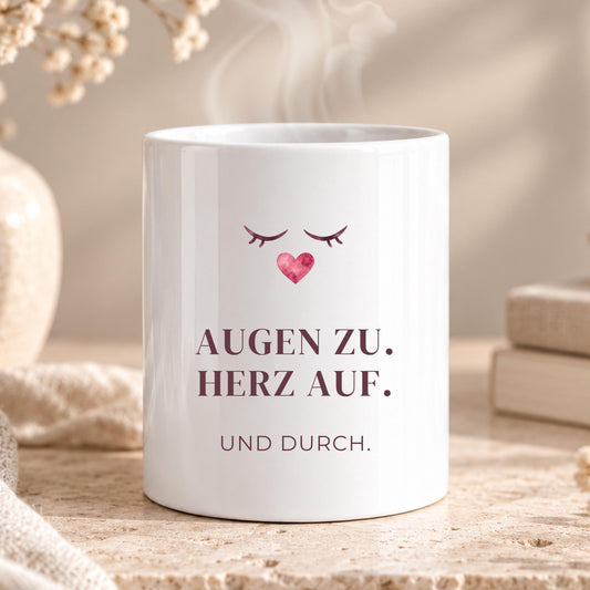 Augen zu Herz auf und durch Tasse | Mutmacher Geschenk | Positive Spruch Tasse | Geschenk für Freundin | Herz Becher Tee Büro Kollegen