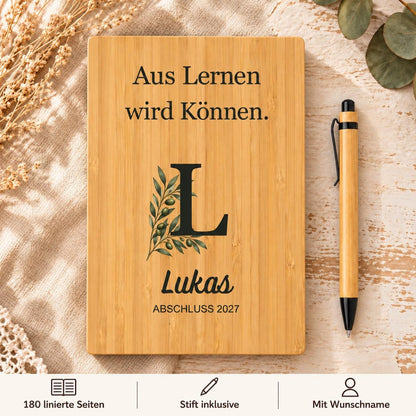 Berufsabschluss Geschenk personalisiert – Bambus-Notizbuch mit Namen, Initiale und Stift zur bestandenen Prüfung