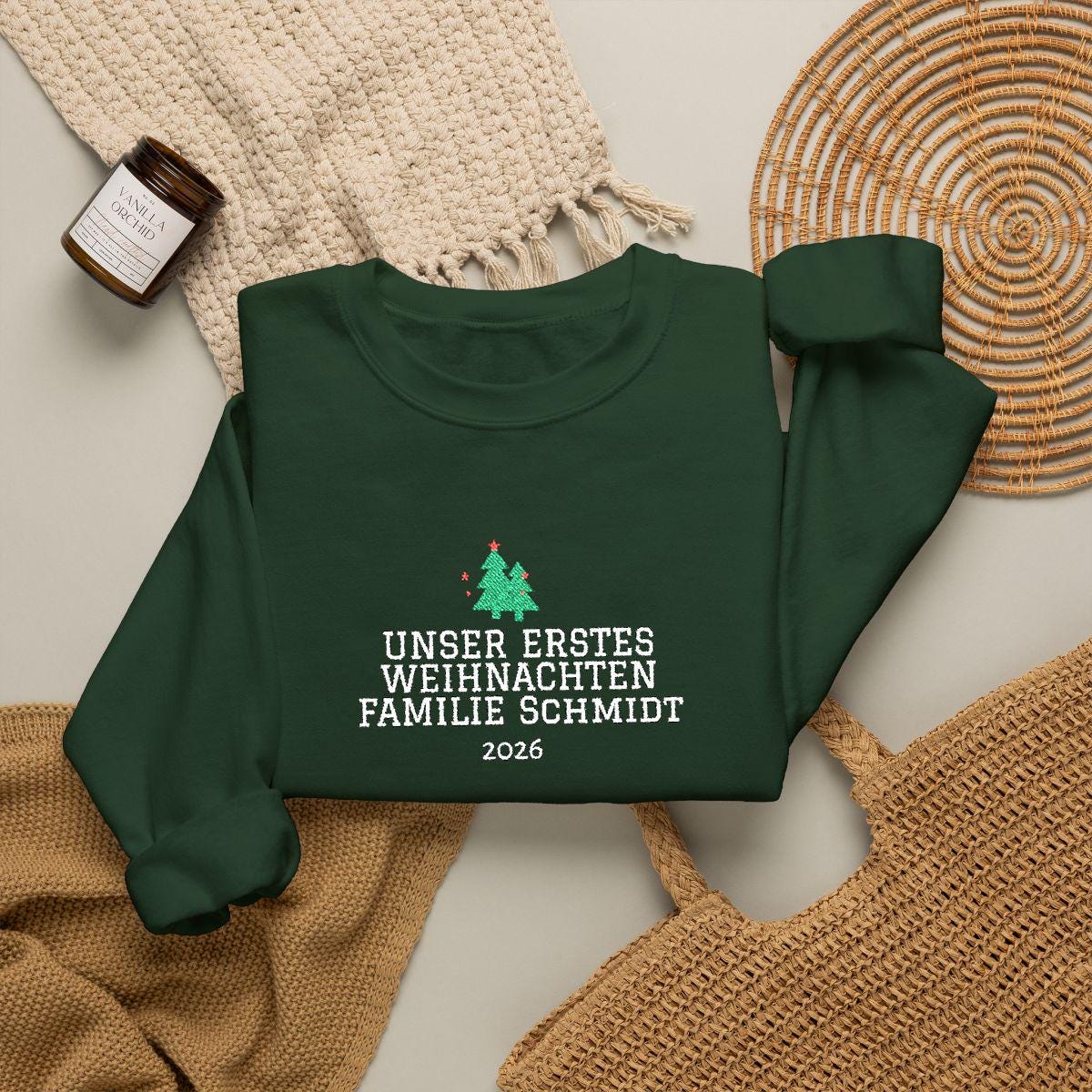 Personalisierter Weihnachtspullover mit Familienname & Jahr | Bestickter Unisex Sweater | Familienoutfit Partnerlook Tannenbäume Geschenk